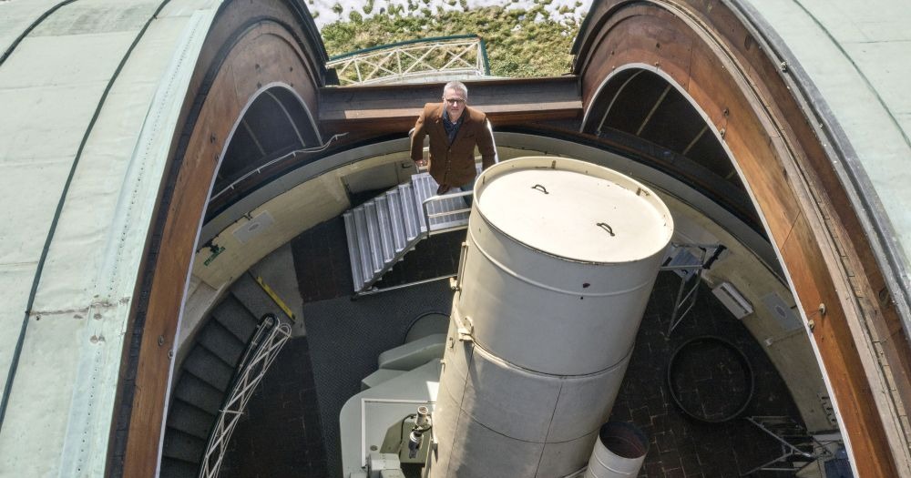 Otwarty dach (kopuła) budynku obserwatorium astronomicznego, widoczny wysunięty obiektyw teleskopu.
