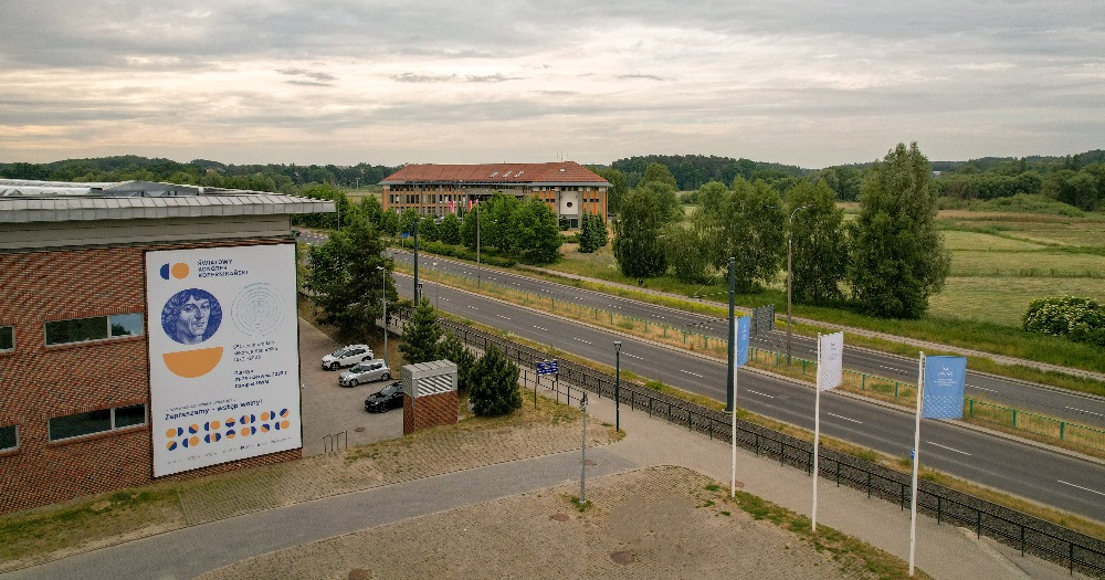 Budynki Uniwersytetu Warmińsko-Mazurskiego w Olsztynie. Na jednym z nich wielkoformatowy baner z podobizną Kopernika i logiem Światowego Kongresu Kopernikańskiego.