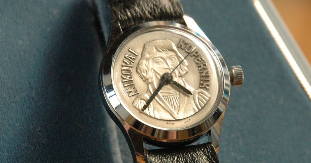 Zegarek tarczowy z podobizną Mikołaja Kopernika.