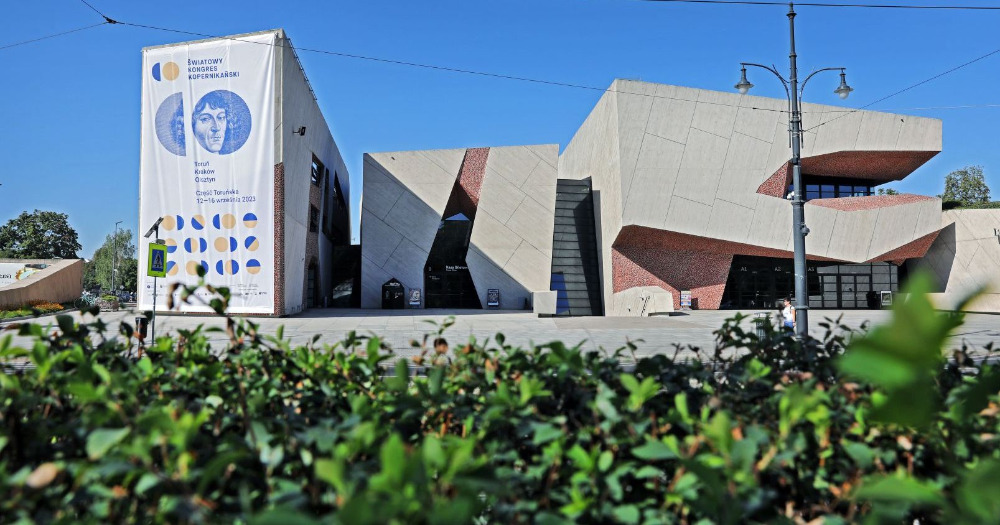 Fasada Centrum Kulturalno-Kongresowego Jordanki w Toruniu z banerem Światowego Kongresu Kopernikańskiego.